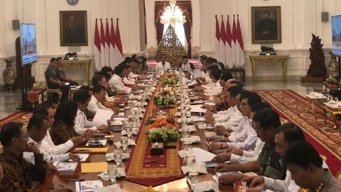 Presiden Jokowi Pimpin Rapat Perdana