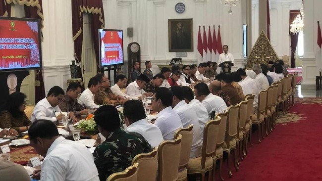 Presiden Jokowi Pimpin Rapat Perdana